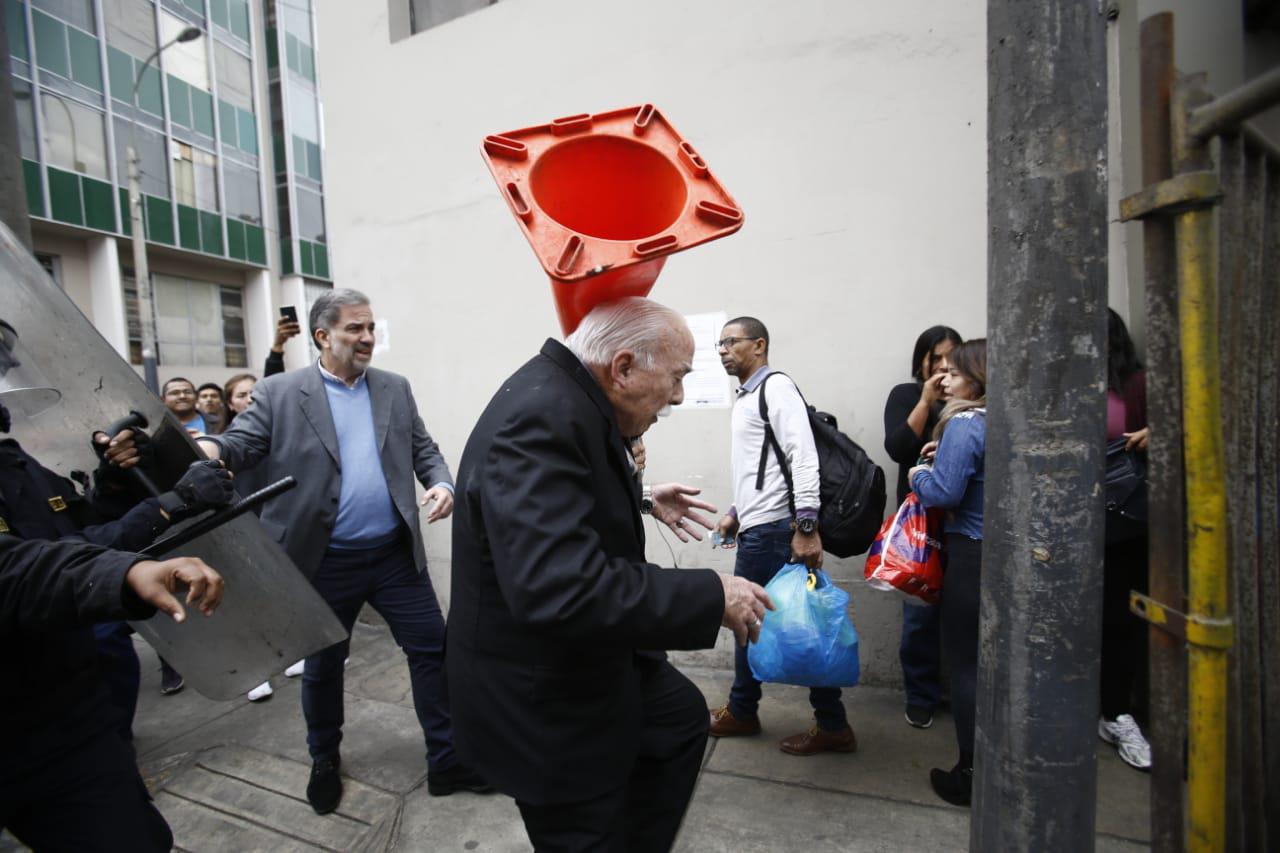 Tubino fue agredido en las inmediaciones del Legislativo. (Foto: Renzo Salazar / GEC)
