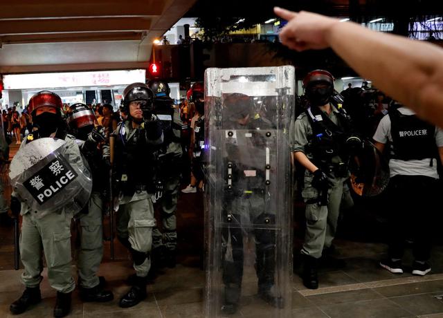 Un policía antidisturbios y un manifestante se señalan el uno al otro durante un enfrentamiento en un centro comercial en Tai Po en Hong Kong, China. (Foto: Reuters)