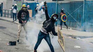 Oposición mantiene protestas en Venezuela, pese a promesa de Maduro de referendo
