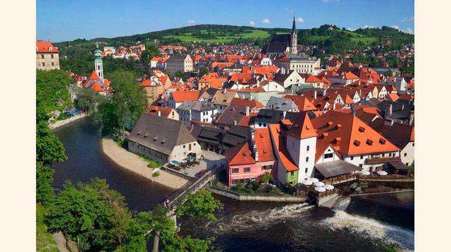 Cesky Krumlov, República Checa,el casco antiguo de Cesky Krumlov, un capricho visual sin precedentes, se enrosca alrededor de un río de plata que parece no dar tregua a la retina. El río Moldava sabe muy bien como abrazar. ¿En qué casa viviría Cenicienta?