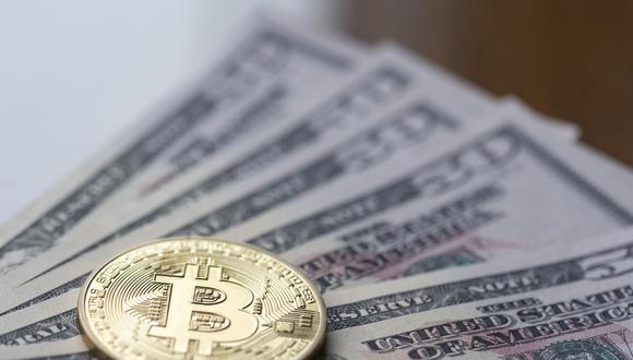 Un token de Bitcoin además de dólares estadounidenses organizado en Montreal, Quebec, Canadá, el miércoles 2 de marzo de 2022.