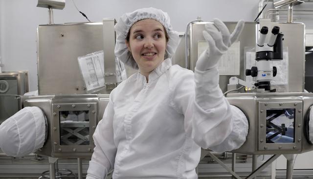 FOTO 5 | muestras de roca lunar selladas desde las misiones Apolo
Lacey Costello, curadora de la muestra del Apolo, habla sobre su trabajo de análisis de las muestras lunares dentro del laboratorio lunar del Centro Espacial Johnson de la NASA en Houston en una foto del 17 de junio de 2019 (Foto: Michael Wyke / AP).