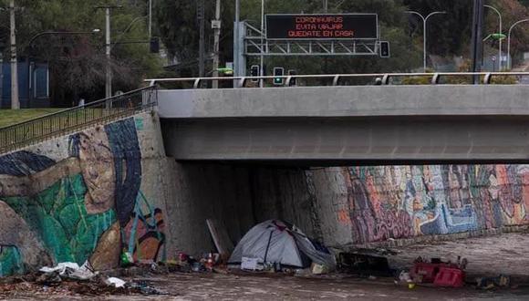Una tienda de campaña utilizada por personas sin techo para resguardarse del frío y la lluvia es vista en la ribera del río Mapocho en Santiago de Chile. (Foto: EFE)
