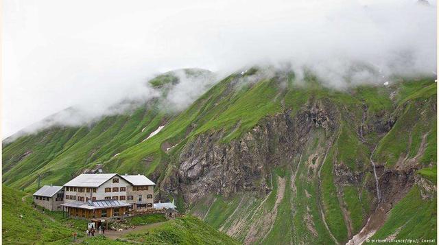 Refugio en la montaña: Para los senderistas, la región de Algovia es tanto una destinación como un punto de partida. Muchos de ellos salen desde Oberstdorf para emprender una caminata de varios días a los Alpes italianos. Durante la ruta europea E5 de lar
