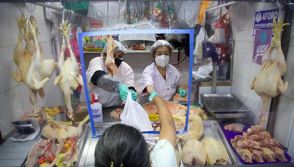 En el Perú se consumen 51 kilos anuales de pollo por persona, cifra similar a la de países desarrollados como Nueva Zelanda, Australia y Estados Unidos. “Esto porque el pollo, más allá de su precio siempre competitivo, es parte de nuestra cultura”,  dijo el presidente de la APA, Julio Favre Arnillas. (Foto: Eduardo Cavero)