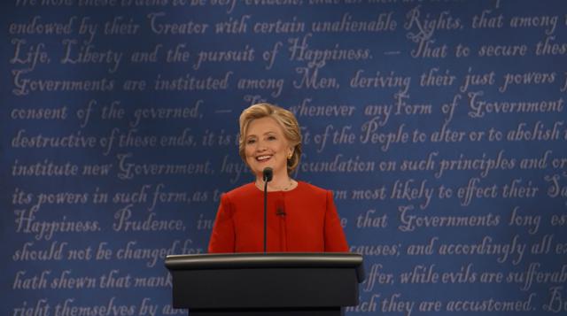 Hillary Clinton: "Este es un hombre que ha dicho que el embarazo es un inconveniente para los empleadores, que dijo que las mujeres no merecen un sueldo equitativo a no ser que hagan su trabajo tan bien como los hombres". (Foto: AFP).