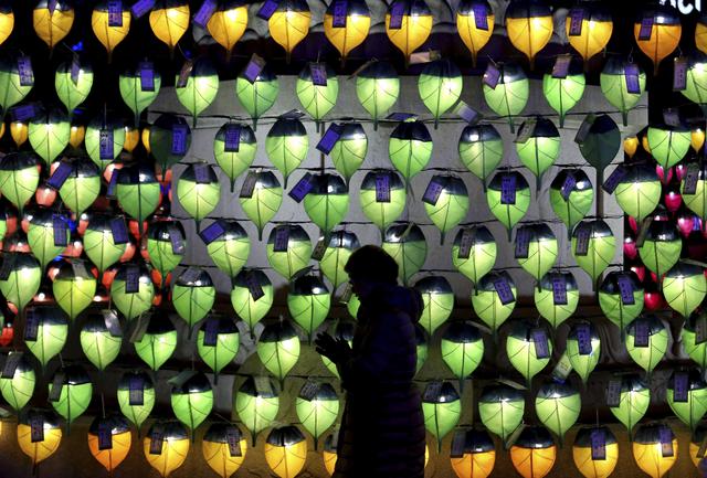 FOTO 10 | Mientras que Corea del Sur vistió sus calles de colores para celebrar la llegada del 2018. (Foto: AFP)