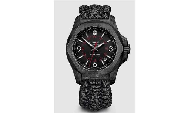 Victorinox. INOX Carbon. Constituido ya en el gran emblema de la marca, el INOX se presenta ahora en un nuevo formato con caja de compuesto de carbono para constituirse en una de las opciones más económicas del mercado fabricadas con este material. Ha sup