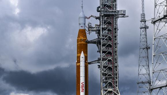 El cohete Artemis I se encuentra en la plataforma de lanzamiento del Centro Espacial Kennedy en Cabo Cañaveral, Florida, el 26 de agosto de 2022, antes de su lanzamiento esperado el 29 de agosto. (Foto de CHANDAN KHANNA / AFP)