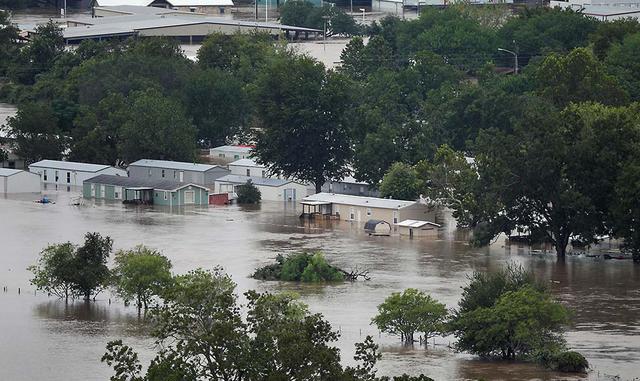 FOTO 2| Harvey tocó tierra como huracán de categoría cuatro en la costa de Texas el viernes, con intensa lluvia y vientos sostenidos de 215 km/h, para luego convertirse en una poderosa tormenta tropical.