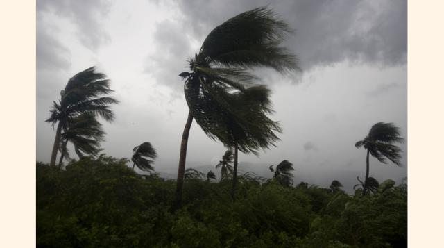 Con vientos que alcanzan los 205 kilómetros por hora, el huracán Matthew se fortalece y ha vuelto a alcanzar la categoría 4 mientras se acerca amenazante a la costa este de Florida. (Foto: AP)