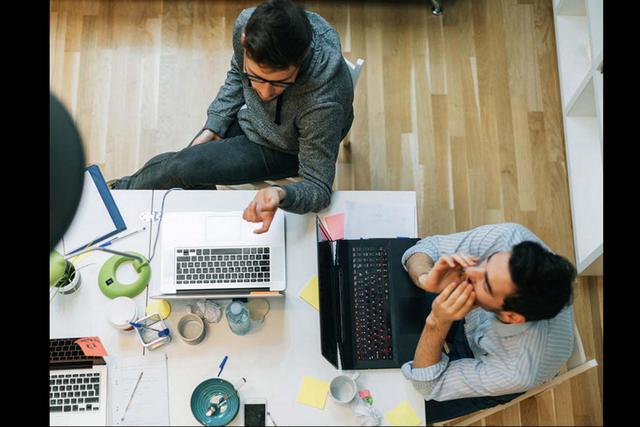 FOTO 13 | 13. Vender por Internet está tirado
Ésta es una de las falacias que más daño ha hecho a  los emprendedores. como recuerda Sanz, “hubo un tiempo en el que se pensaba que cualquier aplicación de móvil podía conseguir millones de descargas y ser una empresa viable. Por aquel entonces no había estrategias claras de monetización y por el camino se quedaron muchos emprendedores”. Javier Martín alerta también al respecto, “emprender en Internet puede ser más sencillo al principio, pero cuando se trata de crecer, hay que trabajar tanto o más que en cualquier sector, habrá tanta o más competencia y será necesario invertir mucho tiempo, recursos, dinero o lo que se tercie”. María José Fuertes también coincide en la idea: “se da por sentado que con saber programación vas a poder crear una plataforma, pero luego te das cuenta de que necesitas crear equipo, marketing, desarrollo de negocio. Lancé Ecovamos como blog personal en 2011 y no me constituí como empresa hasta marzo de 2014. Fue todo mucho más lento de lo que esperaba”.
Nuestro consejo: Un negocio digital requiere del mismo rigor y profesionalidad que un negocio offline y, no te equivoques, también mucha financiación inicial.