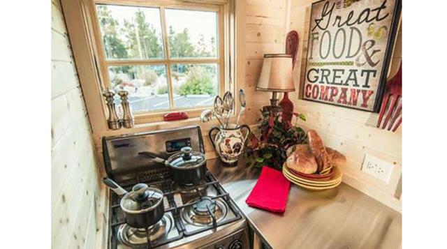 El Elm tiene 117 pies cuadrados (10.8m²), incluye un dormitorio, cocina y baño.