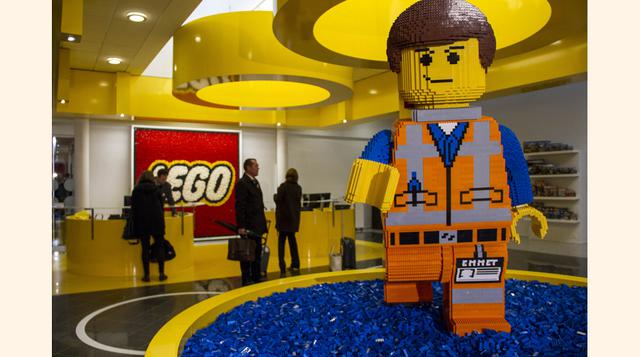 Lego está en primer lugar, y destronando al rey Ferrari. La empresa danesa que desde hace más de medio siglo fabrica bloques de plástico de colores, tuvo un gran impulso este año, luego del éxito de The Lego Movie, la película que recaudó US$ 500 millones