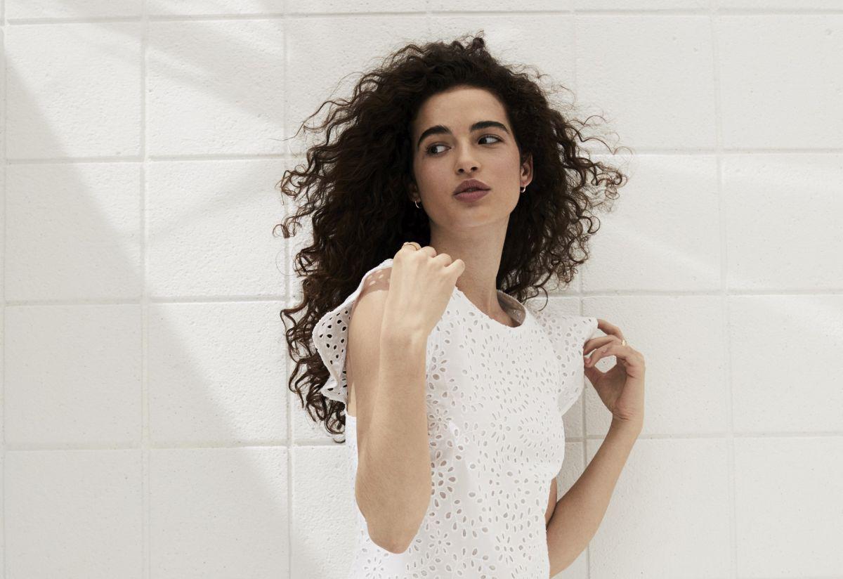 El vestido blanco es un infaltable en todo clóset para combinarlo con diversas prendas y tonos de calzado. (Foto: Banana Republic Perú)