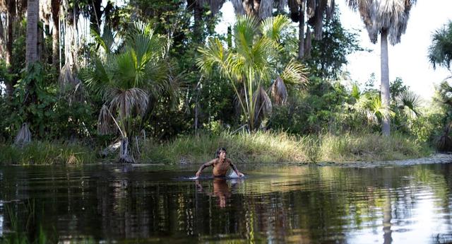 FOTO 4 | Un "guardián de la selva" se baña en un río. (Foto: Reuters)