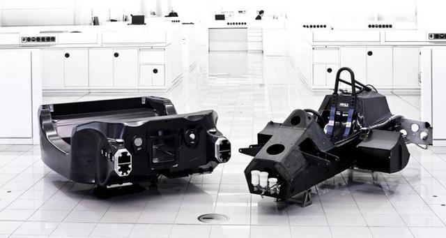 Foto 8 | Monocasco de fibra de carbono. Costo estimado de US$ 682,000. En las pistas de la Fórmula 1 han ocurrido trágicos accidentes, como los protagonizados por los pilotos Niki Lauda y el fallecido Ayrton Senna por lo que se busca crear un auto veloz pero seguro. Por eso nació el monocasco, la cápsula de supervivencia que rodea al piloto, que está fabricada con 60 capas de fibra de carbono. Este material increíblemente fuerte es cinco veces más delgado que el cabello humano. El monocasco protege al piloto (Foto: Guideautoweb).