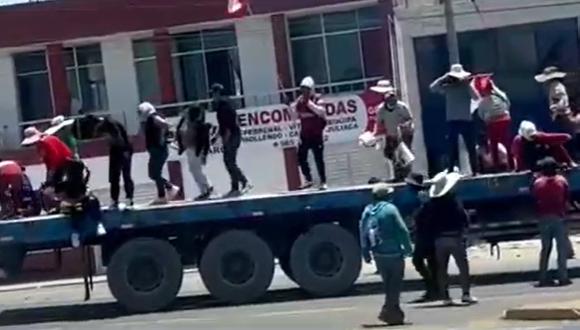 En medio de las protestas, un grupo de manifestantes llega en camiones para participar de bloqueos en la Panamericana Sur, en Arequipa.  (Foto: Captura: RPP)