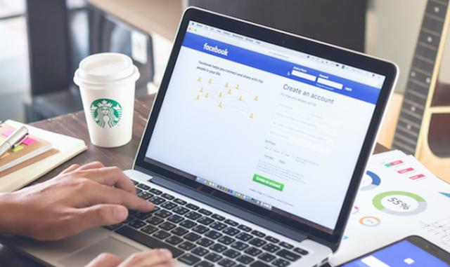 FOTO 3 | 3. Enfócate en el contenido que lleve a la interacción 
Tu meta en las redes sociales es generar engagement en tus consumidores, así que deja que éstos decidan qué tipo de interacción tienes que usar.

Primero, date cuenta de cuál es la plataforma que más te ha funcionado –ya sea Facebook, Twitter o Instagram– y piensa también a cuál segmento le quieres llegar primero y mantente al pendiente de ese contenido específicamente. Presta más atención de cuándo haya más interacción y alértate de los temas que están siendo utilizados.

Por ejemplo, en caso de que vendas ropa: las temporadas y los colores te van a ayudar. Si son artículos de colección: anuncia con anticipación que algo llegará.