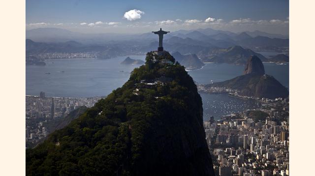 El Cristo Redentor, considerado como una de las maravillas del mundo, la montaña del Pan de Azúcar y sus playas, son dos de sus atracciones turísticas más destacadas. (Foto: Bloomberg)