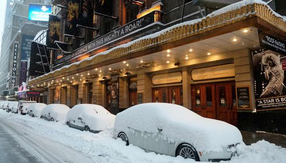 El teatro en vivo es uno de los últimos sectores en regresar después de la pandemia debido a los desafíos del distanciamiento social para los actores, para los equipos detrás del escenario y para las audiencias en asientos estrechos (Foto: AFP / TIMOTHY A. CLARY).