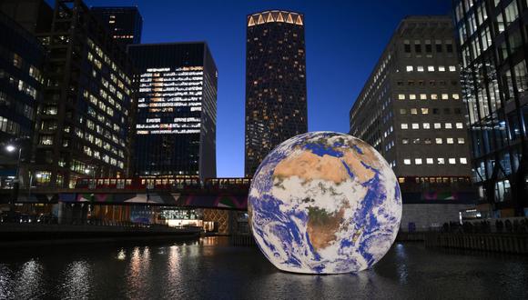 "Gaia", la enorme instalación de la Tierra flotante del artista británico Luke Jerram, se ve en Canary Wharf en Londres el 20 de enero de 2023. (Foto de Daniel LEAL / AFP) /