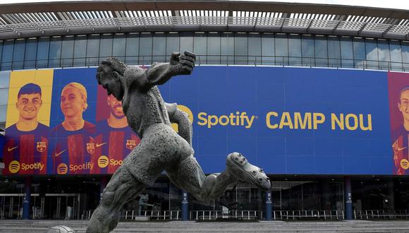 Esta fotografía tomada el 1 de julio de 2022 muestra el logo de Spotify Technology S.A en la pancarta a la entrada del estadio Camp Nou de Barcelona. (Foto de Pau Barrena / AFP)