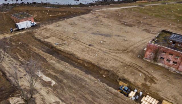 El nombre del difunto está escrito en letras grandes en cada sepulcro, lo que ayuda si algún cuerpo necesita ser desenterrado más tarde de las largas y estrechas trincheras excavadas por máquinas. (REUTERS/Lucas Jackson).