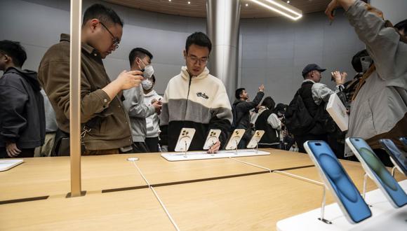 Los clientes miran iPhone durante la inauguración de la nueva tienda Jingan de Apple Inc. en Shanghai, China, el jueves 21 de marzo de 2024. Apple Inc. abrió su octava tienda en Shanghai, sumándose a su red minorista más grande después de EE.UU. Fotógrafo: Qilai Shen/Bloomberg