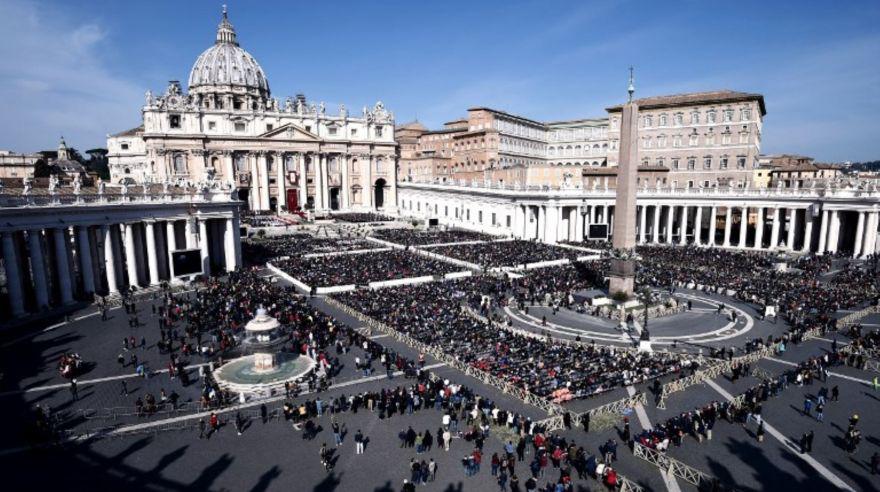 El libro de Nuzzi, basado en análisis internos de las cuentas vaticanas, sostiene que el Vaticano está a punto de quebrar y que las reformas del papa para sanear sus cuentas son insuficientes.