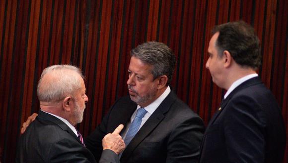 Luiz Inácio Lula da Silva, presidente electo de Brasil, de izquierda a derecha, habla con Arthur Lira, presidente de la cámara baja de Brasil, y Rodrigo Pacheco, presidente del Senado de Brasil el lunes 12 de diciembre de 2022.