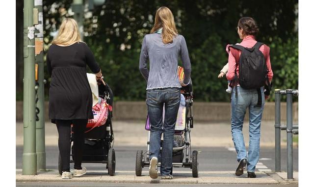 Canadá: En este país están prohibidos los andadores para bebes desde 2004 por ser demasiado inseguros. La multa por poseer uno es de hasta 100,000 dólares canadienses. ¡A gatear! En Canada tampoco está permitido usar más de 25 monedas en una sola transacc