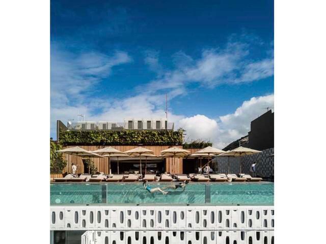 FOTO 42 | Emiliano, Río de Janeiro
Le ha devuelto el glamour a Copacabana con una fachada futurista y una fotogénica piscina. Por no hablar de la expectación que genera el bar de su azotea y de la revolución gastro que ha provocado el chef francés Damien Montecer. La mezcla perfecta entre el Copacabana Palace y el Fasano.