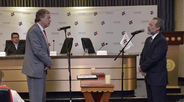 El ministro del Interior, Carlos Basombrío Iglesias, tomó juramento a los nuevos viceministros que lo acompañarán en su gestión: Ismael Rubén Vargas Céspedes, en el Viceministerio de Orden Interno, y Ricardo Valdés Cavassa, en el Viceministerio de Gestión