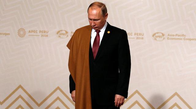 El presidente de Rusia, Vladimir Putin, fue uno de los primeros en tomar su posición para la foto oficial de la Cumbre de la APEC en Lima. (Foto: REUTERS)