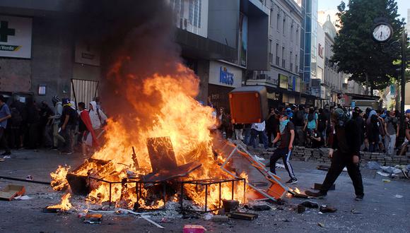 Manifestantes queman una barricada durante una protesta contra el gobierno de Chile en el centro de la ciudad de Concepción. (Foto: Reuters)