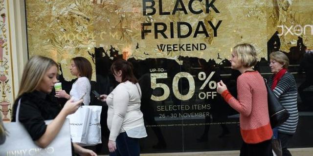 ¿Cuál es el producto por el que los consumidores se ‘matan’ por comprar durante el Black Friday? (Foto: AFP)
