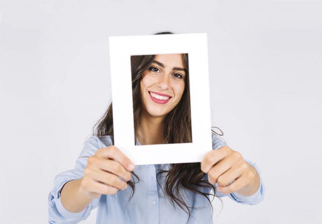 FOTO 3 | 3- Consigue un buen encuadre: Es aconsejable tomar  la foto desde ángulos ligeramente altos y ligeramente laterales para captar el lado más favorecedor o disimular algunos rasgos que te incomoden. Baja un poco la barbilla para lograr una pose agradable y cercana al espectador, incluso puedes inclinarte al frente con las manos sobre las rodillas para acercarte más. Aconsejable  es colocarte contra una pared para sentirte más sujeto al espacio. El ángulo de tu foto transmite más de lo que crees: Los retratos hechos desde arriba le quitan fuerza a la persona, le hacen parecer humilde y dócil. En cambio, los retratos disparados desde abajo transmiten fuerza y poder. Elige tú mismo el que más te conviene.
Ante todo siéntete  cómodo en la posición en la que posas  y en el ambiente escogido. Los nervios y la incomodidad se reflejan en la imagen. Relájate. (Foto: Freepik)