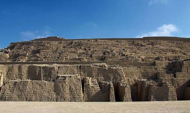 HUACA PUCLLANA. Si lo que quieres es aprender de la historia peruana deberáss visitar este sitio arqueológico que se desarrolló en los periodos 200 y 700 d. C. Se ubica en el distrito de Miraflores y actualmente es investigado y conservado para recorridos