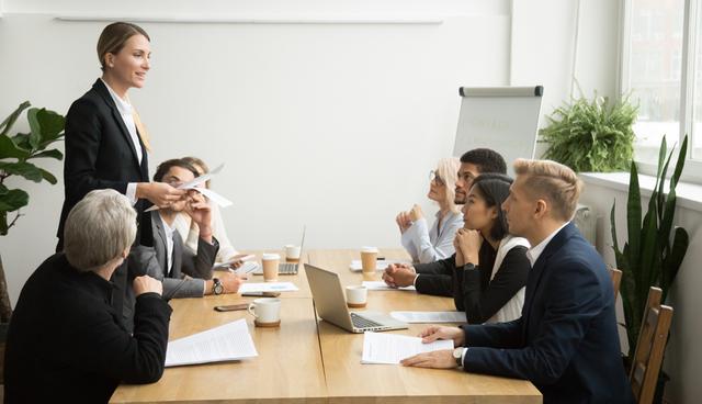 FOTO 3 |  3. Para convencer, mover emociones no es lo primero.

¿Pero cómo puedes mover a alguien? La experiencia me decía que simplemente decir cosas bonitas no era suficiente para convencer.

Es una experiencia con la que todos nos podemos conectar. La mayoría de las personas tuvimos un crush; en algún momento de nuestras vidas estuvimos enamorados de una persona que no nos correspondía. Quizás en la secundaria o en la preparatoria. Sufrimos por aquella pasión mientras hacíamos intentos inútiles de convencer a esta persona de que nosotros, también, éramos el amor de su vida.

Lo intentamos de todo: flores, poemas, peluches y discos grabados (para los jóvenes menores de 20 que puedan leer esto, los casetes y los discos grabados eran el equivalente al Spotify actual); quizás nos jugamos todo y llevamos serenata. Pero pronto aprendimos que todos los intentos por remover el corazón de nuestro crush eran absolutamente inútiles. (Foto: Freepik)