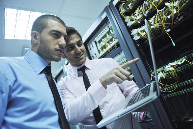 Foto 2 | 2. Conoce la industria. 
Yo soy de los que creen que la experiencia se obtiene trabajando para alguien más. Por lo tanto, si deseas abrir un restaurante, asegúrate de trabajar en uno antes de emprender; al igual que si deseas iniciar una empresa de marketing, necesitas experiencia en esa industria.

Pero también hay que cavar profundo e investigar sobre el sector en el que se desarrolla tu negocio. Y hacerlo hoy en día es más fácil que nunca, porque puedes aprender muchísimo en línea, a través de páginas relacionadas con la industria, blogs, ebooks e incluso los sitios web de tus competidores.

Asegúrate de unirte y participar en grupos de LinkedIn, Facebook u otras redes sociales para mantenerte informado