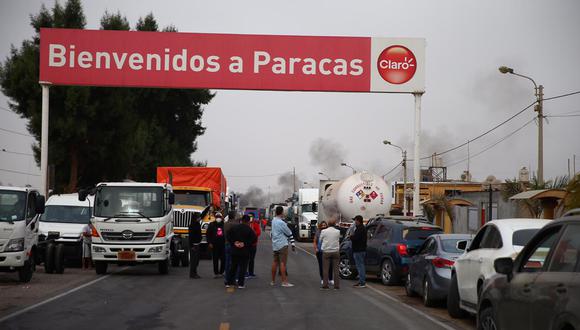 Cientos de personas varadas en la Panamericana Sur por el paro de trabajadores del sector agrario que denuncian el incumplimiento de sus derechos laborales. (Foto: Hugo Curotto / @photo.gec)