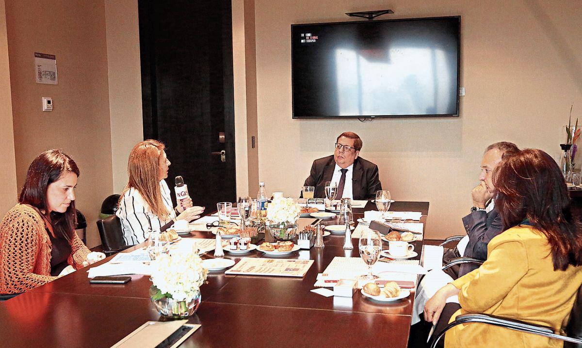 Hora de cambio. Todos los participantes coinciden en que si una empresa no ha empezado su transformación ya está tarde. (Foto: Diana Chávez / GEC)