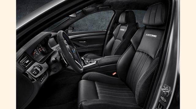 La tapicería en combinación cuero Merino negro/alcántara incorpora una costura especial de la edición en los cuatro asientos.  (Foto: Mega Ricos)