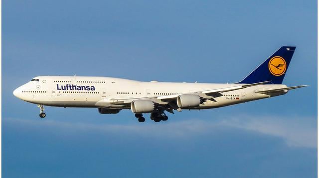 Boeing 747-8 Intercontinental. Puede llevar un máximo de 467 pasajeros en configuración de tres clases, con una anchura máxima de la cabina de 6.1 m. Tiene un alcance máximo de 14,815 kilómetros. Está equipado con cuatro motores GEnx 2B67 de General Elect