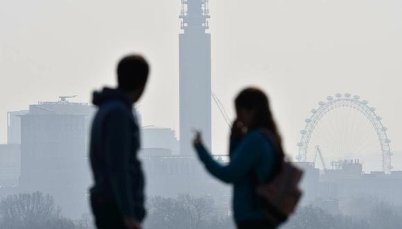 “Reducir de forma permanente la contaminación atmosférica en el mundo para cumplir con las recomendaciones de la OMS añadiría 2.2 años a la esperanza de vida” del ser humano, explicó el texto. Foto: AFP