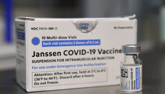 En esta foto de archivo tomada el 7 de mayo de 2021, las vacunas Johnson & Johnson contra el coronavirus se ven en una mesa en una clínica de vacunación en Los Ángeles (Estados Unidos). (Frederic J. BROWN / AFP).