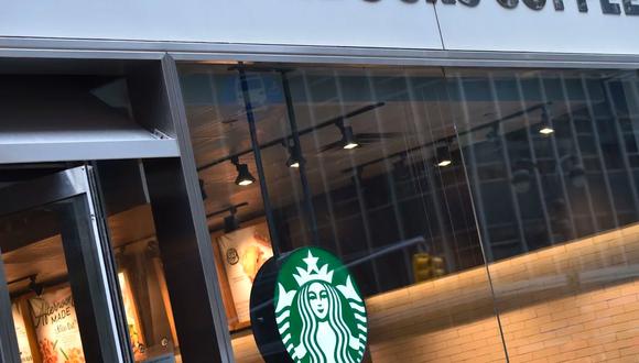 Starbucks cerró aproximadamente la mitad de sus cerca de 8,900 establecimientos operados por la compañía en EE.UU. en marzo y planea a abrir la mayor cantidad posible con operaciones modificadas a partir del 4 de mayo. (Foto: AFP)