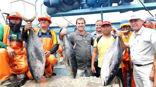 Barco atunero de Ecuador descarga en Estación Naval de Paita