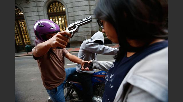 Según sexo, el 26.6% de los hombres fueron víctimas de algún hecho delictivo; mientras que en el caso de las mujeres fue el 26.4%. Por grupos de edad, la delincuencia afectó principalmente a la población joven de 15 a 29 años de edad (33.2%) y de 30 a 44 